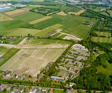 840484 Luchtfoto van het kantorenpark Park Voorn te Utrecht, uit het zuiden. Op de voorgrond de Leidsche Rijn met de ...